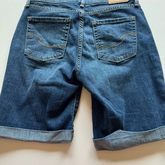 EUC Levi's Women's Bermuda Classic Denim Shorts Dark Wash 2/W26 🔥🔥 (D2) - Picture 5 of 6